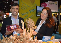 Andrés Ocampo y Melissa Hartmann, de Barros, con HLB Specialties, mostrando orgullosos rambután en clamshell y jengibre de Brasil. Este jengibre es más grande que el tradicional, lo cual lo hace destacar.